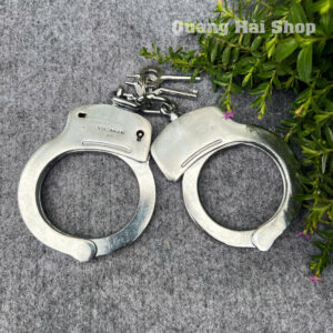 Còng số 8